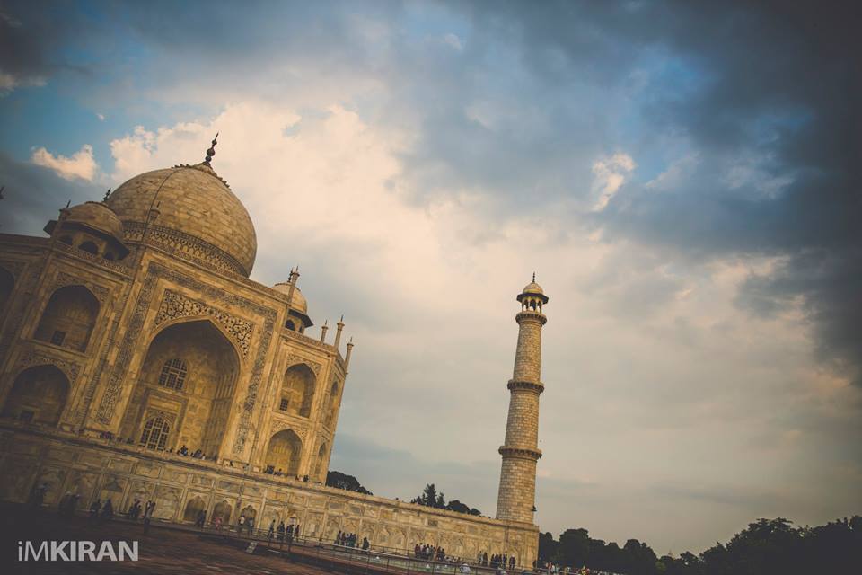 I walked among the thousand of visitors here and waited for the sun to set at about 5.30pm, when suddenly the skies and shade on the Taj turned a different color