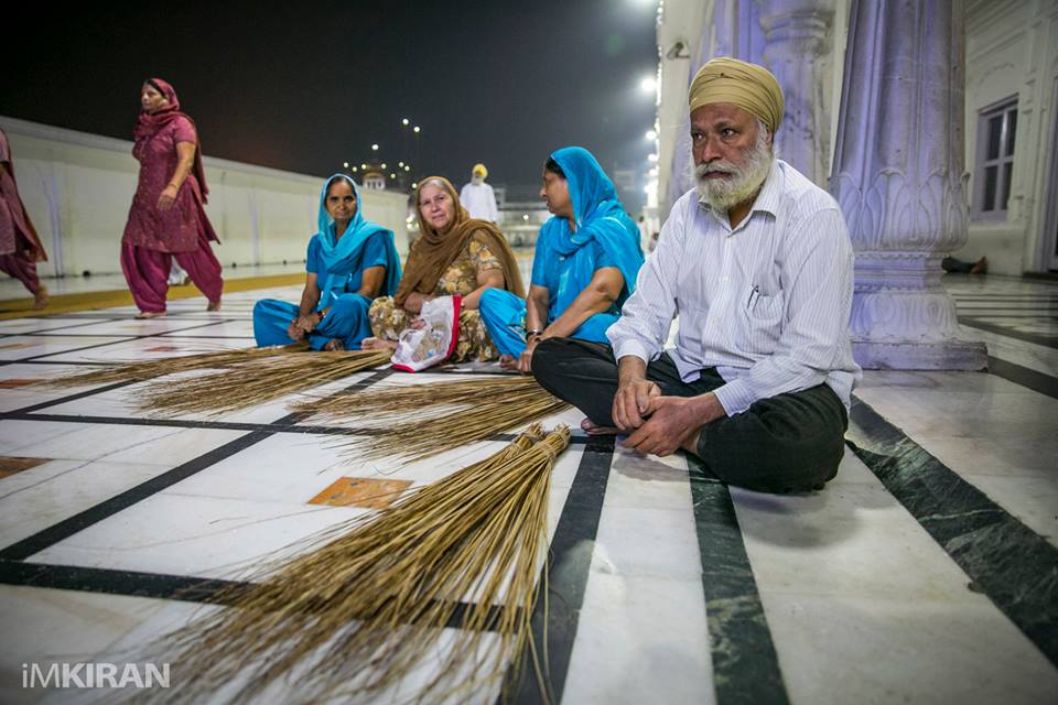 It was about 5am, and the sewadars (volunteers) were up sweeping away.