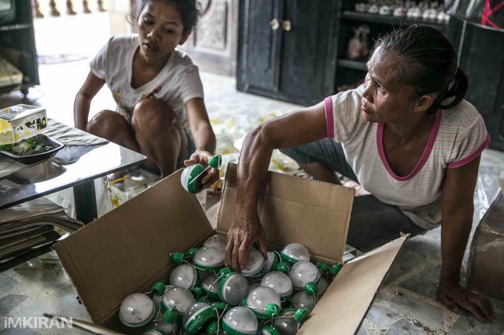 After an hour we were finally done with all 190 lights. Now its time to get them to the people.