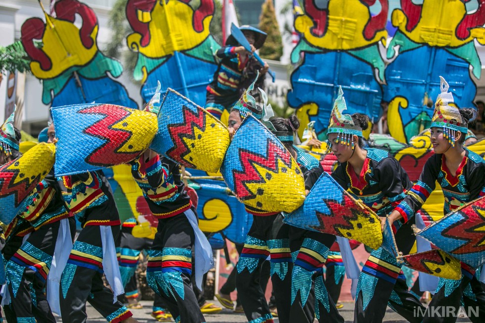 Kadayawan Festival of Davao Ruined by Banners and Posters